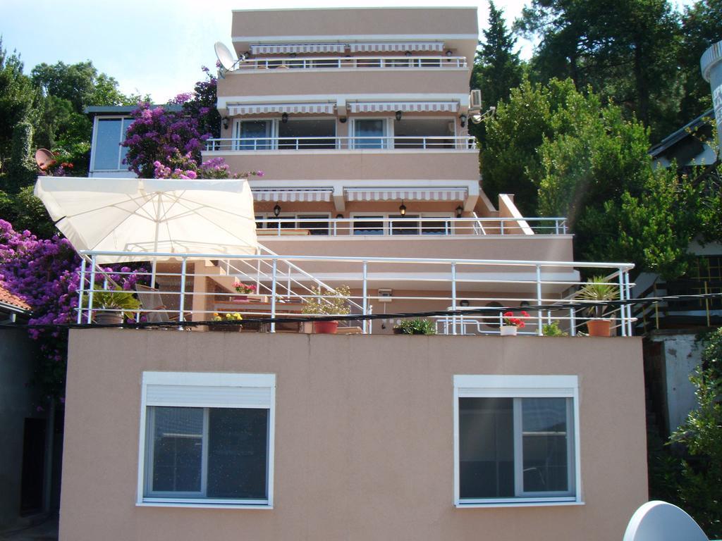 Apartments Bombona Утеха Екстериор снимка